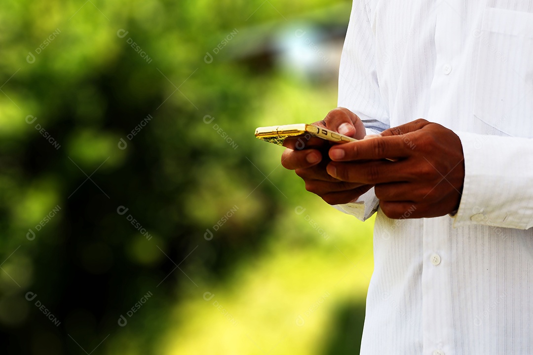 Gesto do empresário está usando smartphone com tela sensível ao toque isolada no fundo branco