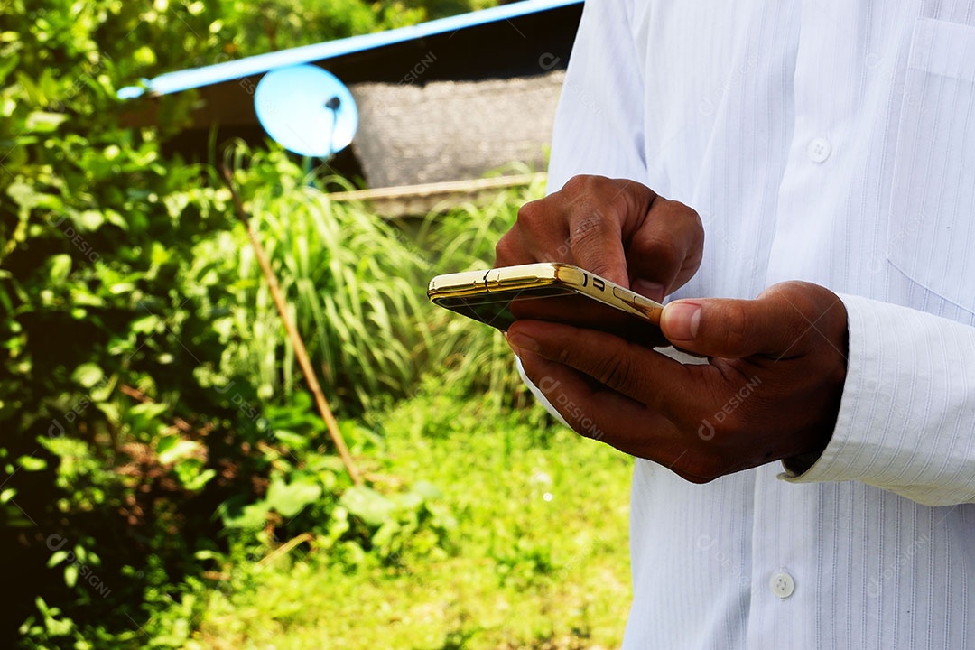 Gesto do empresário está usando smartphone com tela sensível ao toque isolada no fundo branco