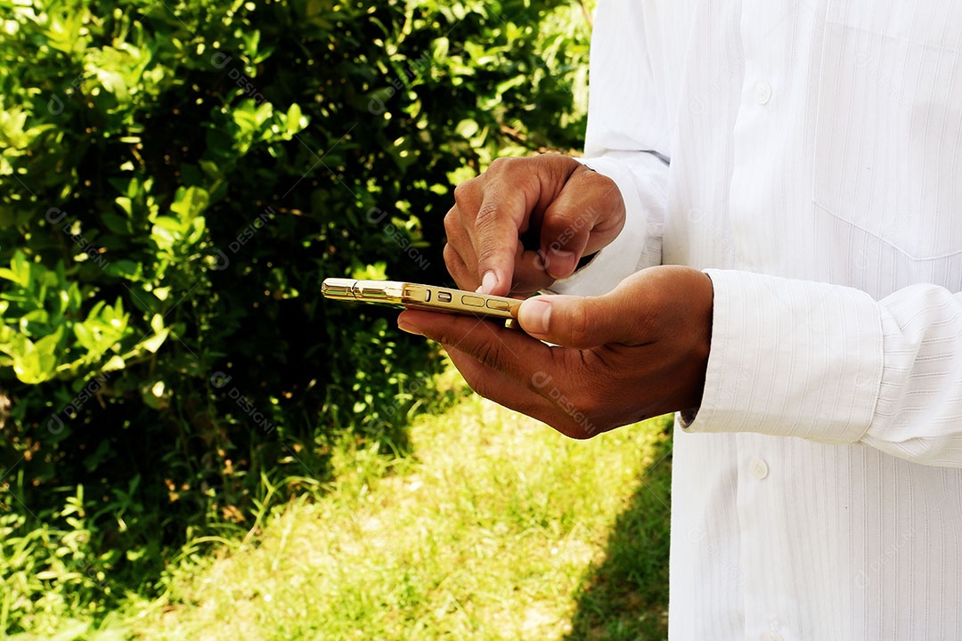 Gesto do empresário está usando smartphone com tela sensível ao toque isolada no fundo branco