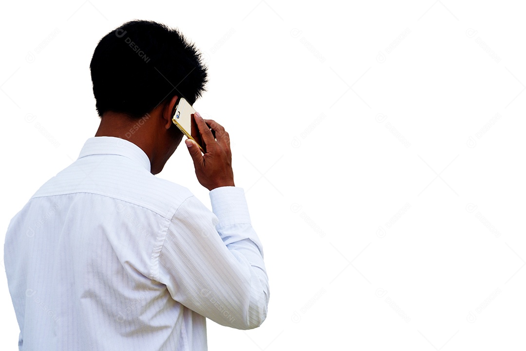 Homem de negócios que fala no telefone com isolado no fundo branco