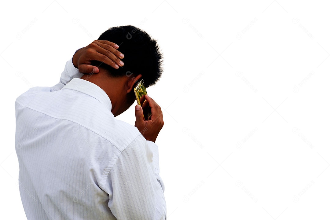 Homem de negócios que fala no telefone com isolado no fundo branco