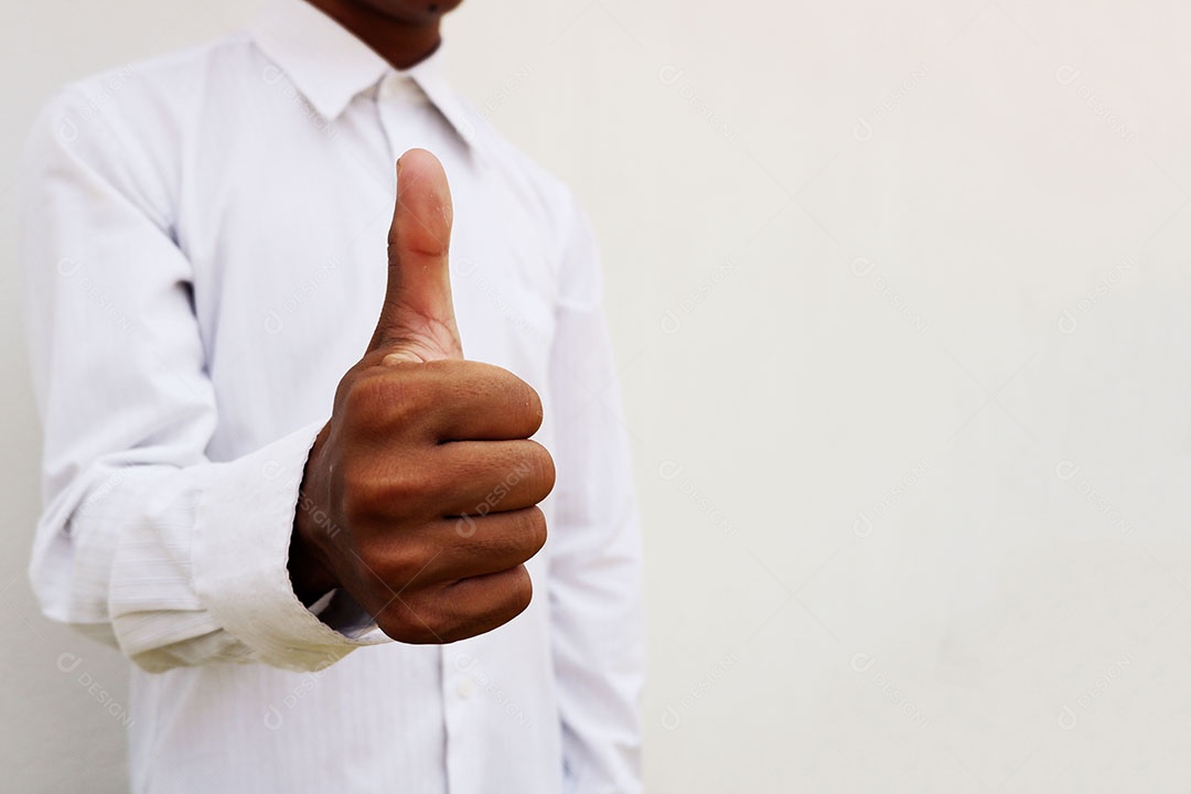 Empresário mostra a mão com o polegar para cima para mostrar que ótimo ou muito bom