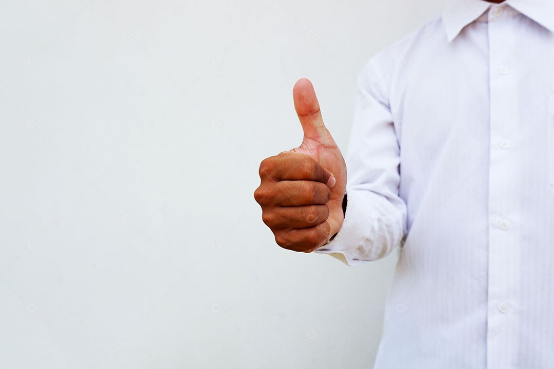 Empresário mostra a mão com o polegar para cima para mostrar que ótimo ou muito bom