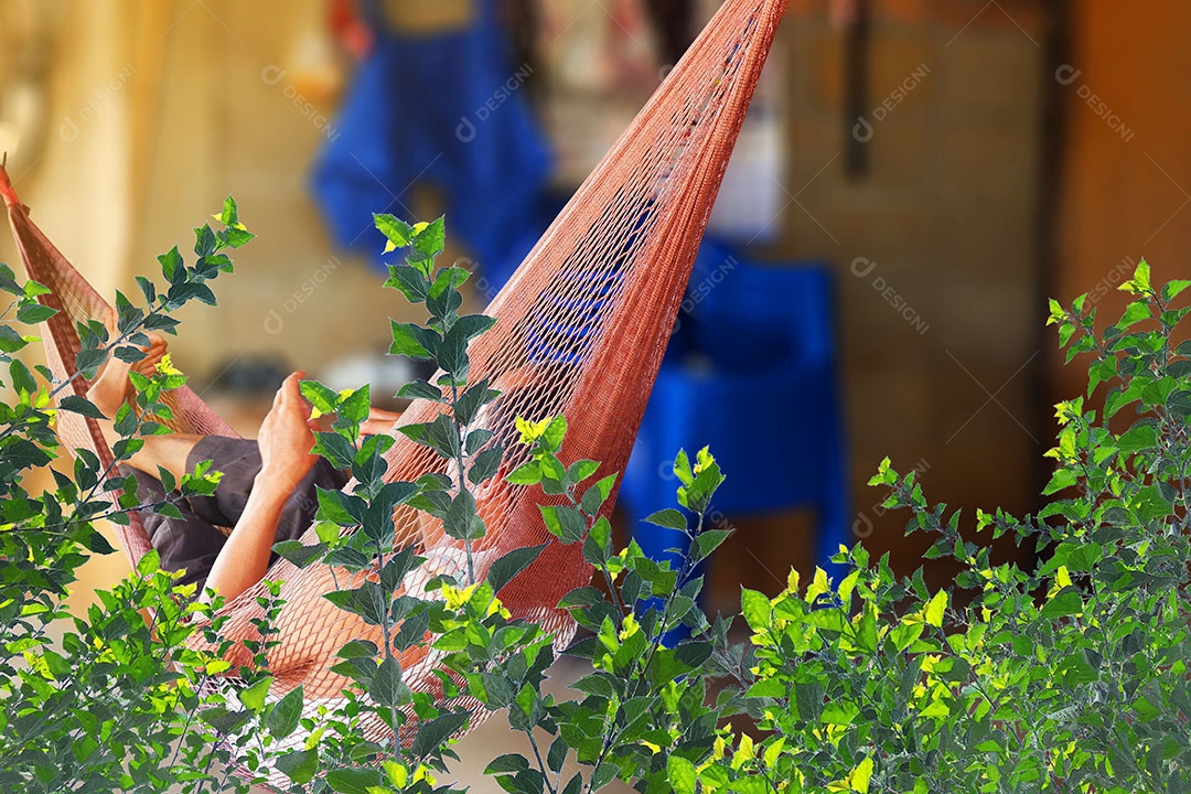 Homem é berço de dormir debaixo da casa em férias