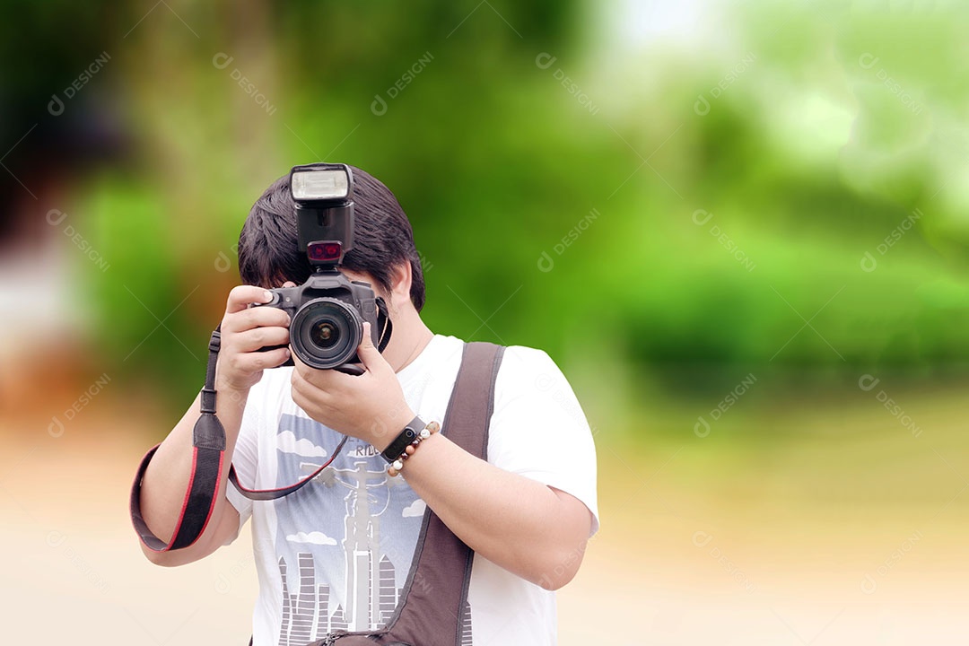 O fotógrafo está pegando uma câmera e tirando uma foto de mim com fundo desfocado