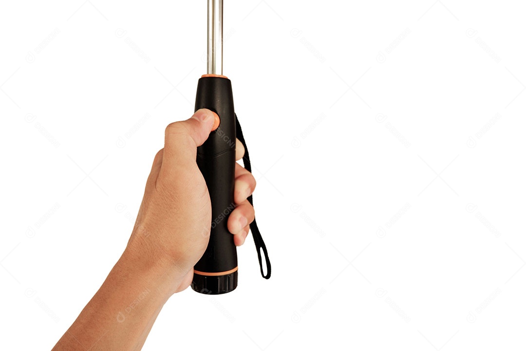 Mão segura a alça do guarda-chuva e pressiona o botão para abrir isolado no fundo branco