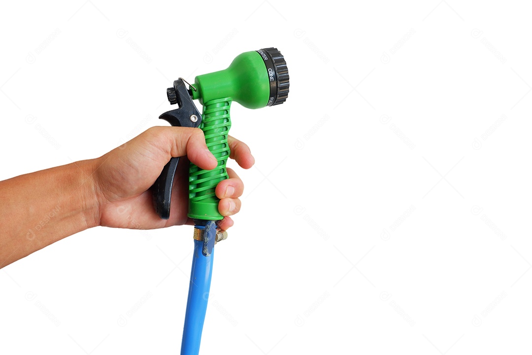 Mão do homem é segura Pulverizador de água para rega vegetal isolado no fundo branco