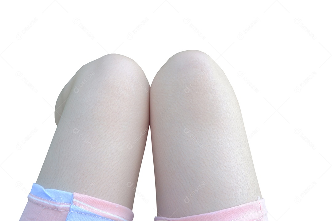 Perna da mulher asiática isolada no fundo branco