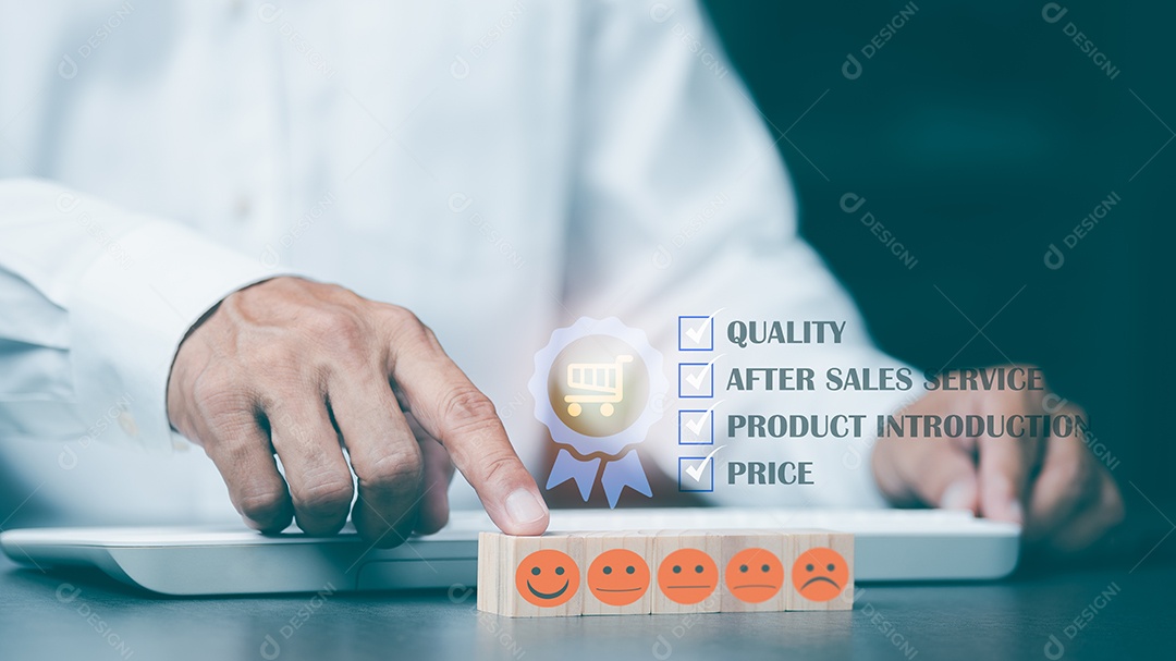 Clientes do sexo masculino apontando dedos para blocos de madeira para avaliar o produto