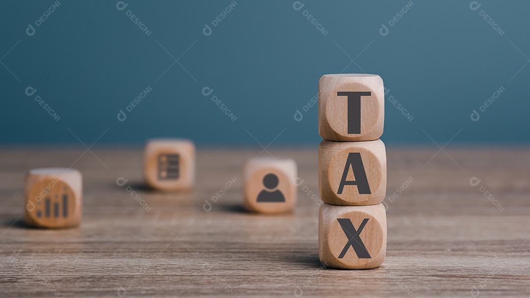 Blocos de madeira empilhados sobre a mesa, conceito de gerenciamento de imposto de renda