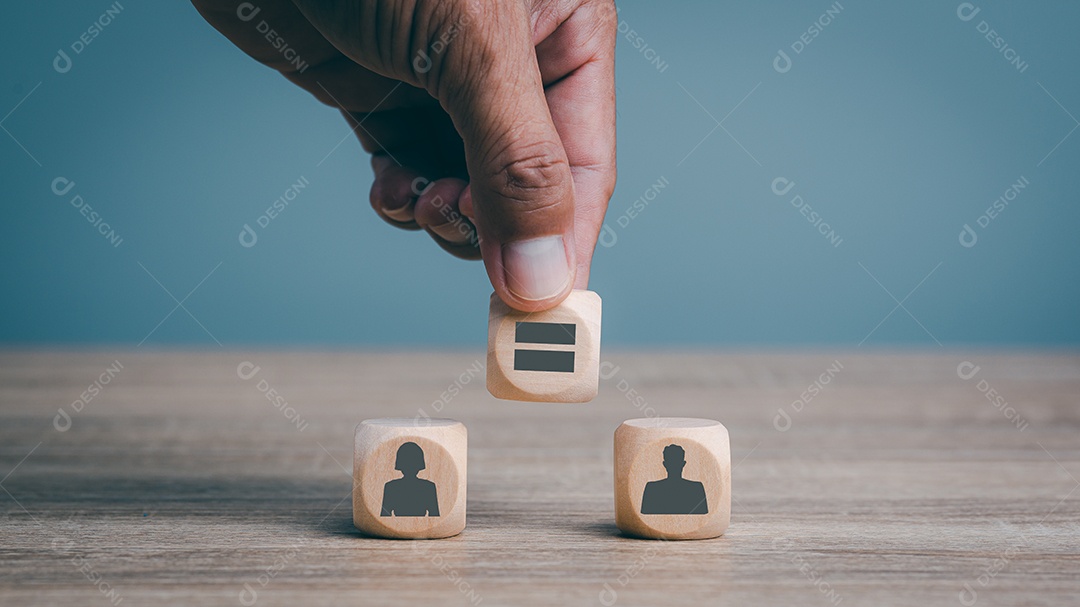 A mão do homem está colocando blocos de madeira sobre a mesa, igualdade de gênero
