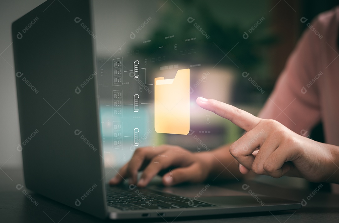 Uma mulher de negócios gerencia o banco de dados de documentos de uma organização