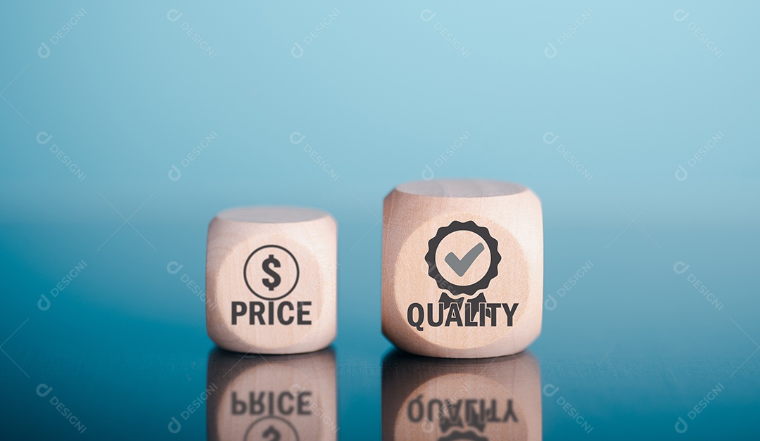 Cubo de madeira é colocado sobre a mesa exibindo uma mensagem de qualidade