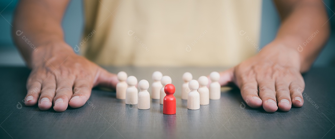 Blocos de madeira alinhados atrás de empresários O conceito de trabalho em equipe