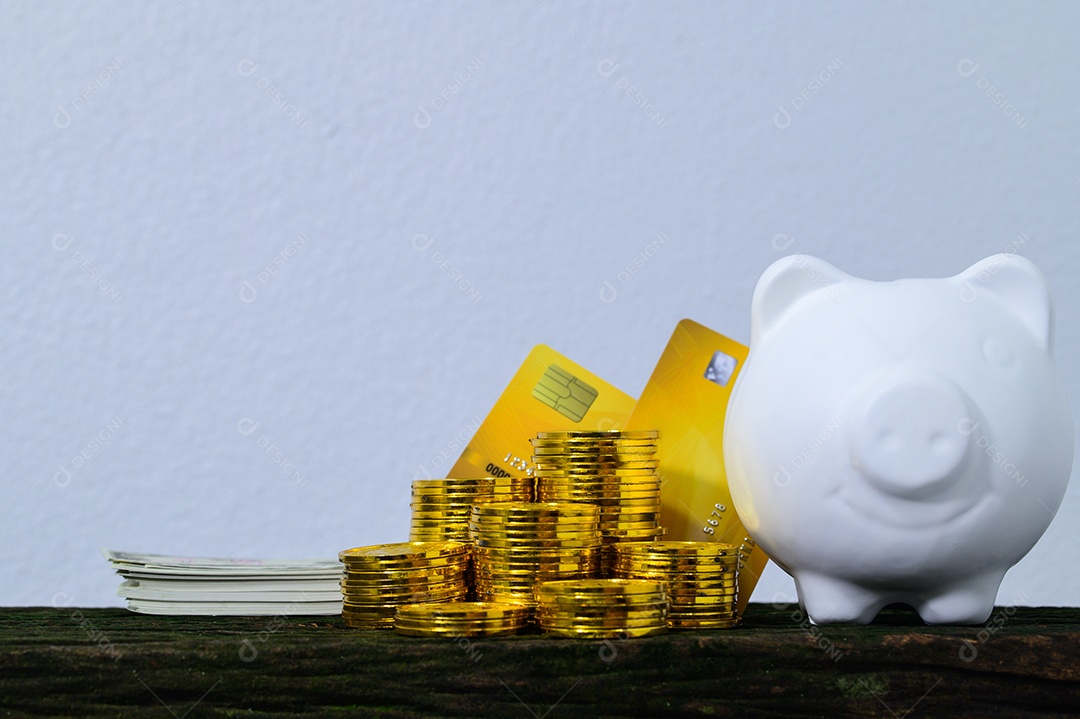 O conceito de casa da etapa de pilha de dinheiro economizando dinheiro cena de fundo branco