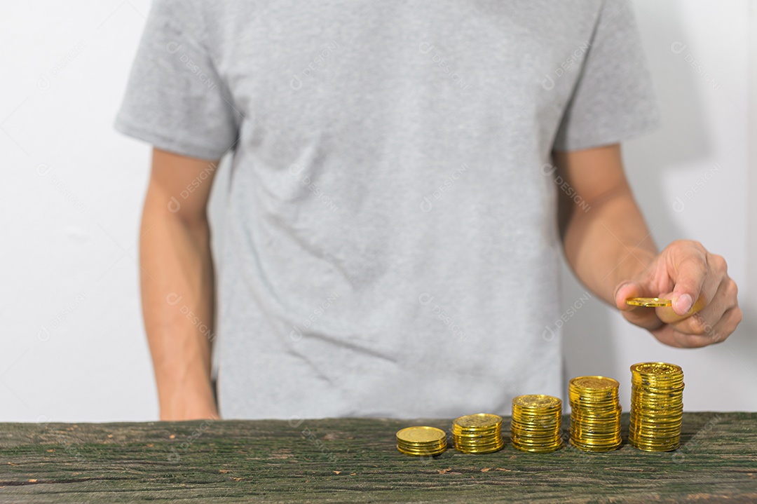 O conceito de um empresário crescendo para economizar dinheiro