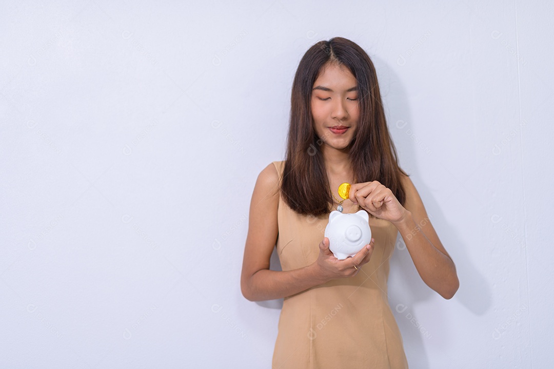 O conceito de mulher de negócios economizando dinheiro em um cofrinho