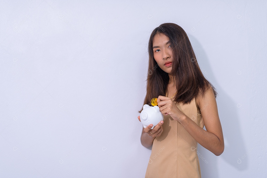 O conceito de mulher de negócios economizando dinheiro em um cofrinho