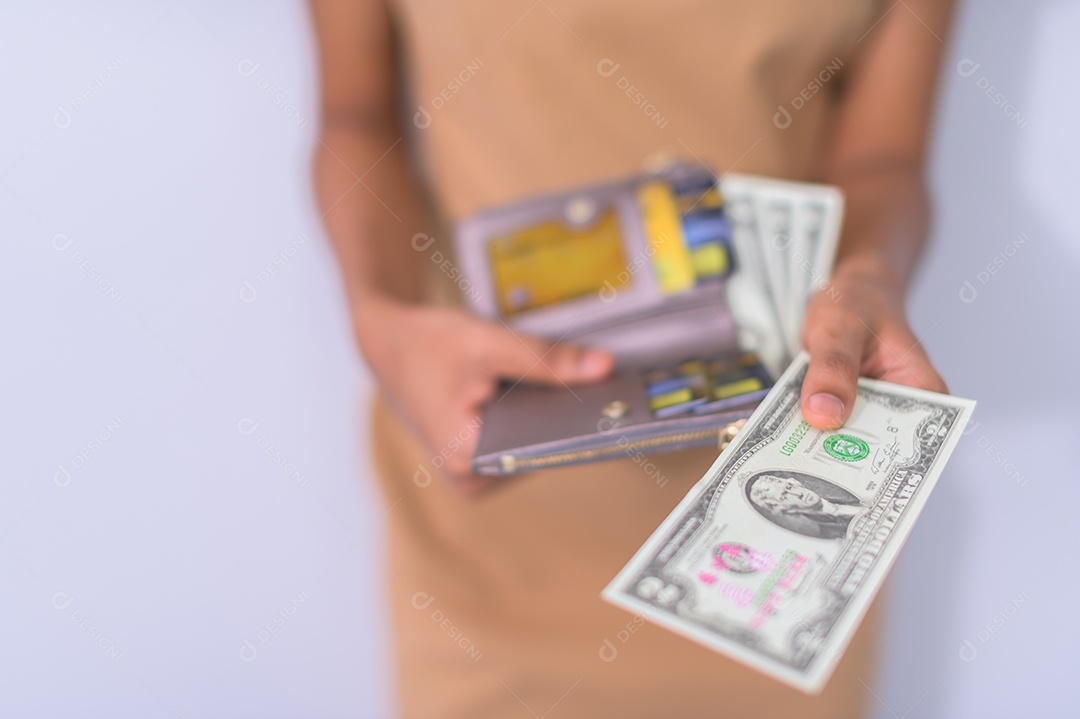 Pessoa de negócios usando dinheiro