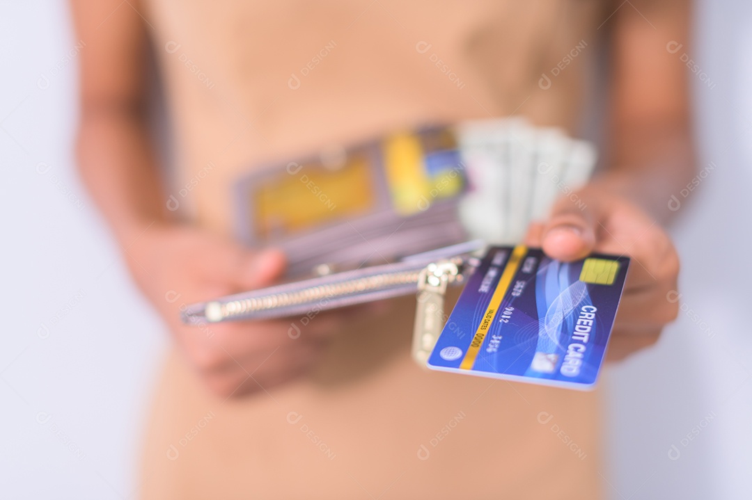 Pessoa de negócios usam cartões de crédito