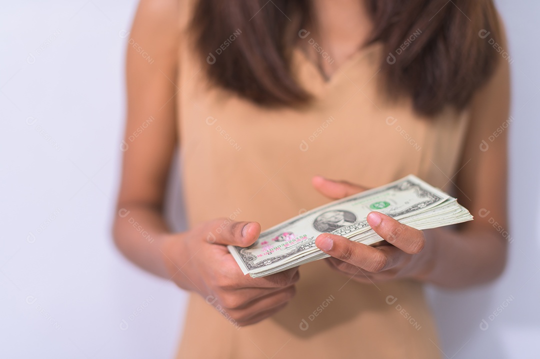 Ideia de mulher de negócios ganhando dinheiro e economizando dinheiro