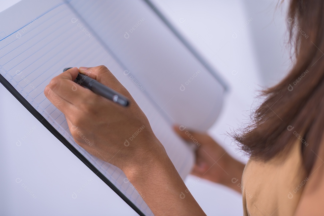 Conceito de mulher de negócios lendo um relatório e fazendo anotações em um caderno