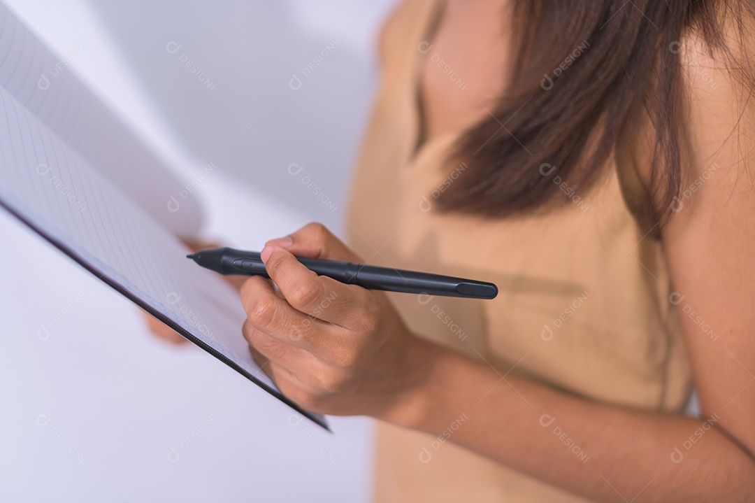 Conceito de mulher de negócios lendo um relatório e fazendo anotações em um caderno