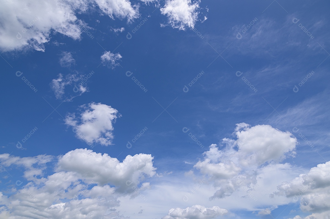 Céu e nuvens durante o dia