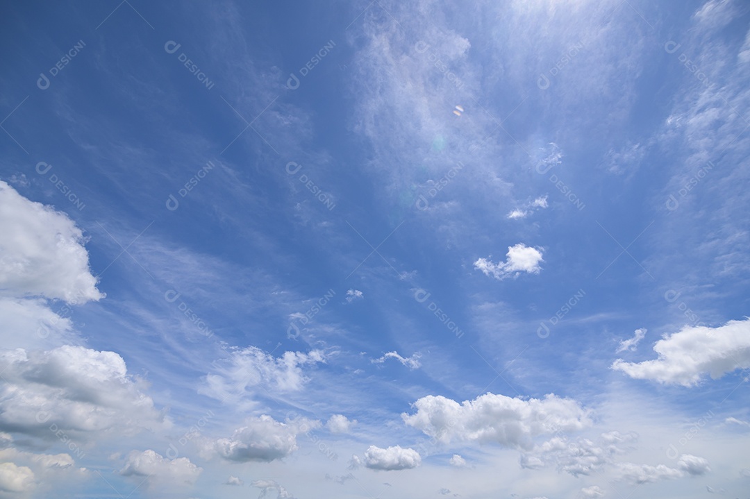 Céu e nuvens durante o dia