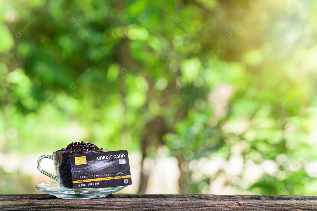Cartão de crédito na mesa Piso de madeira Bokeh de fundo desfocado da luz solar