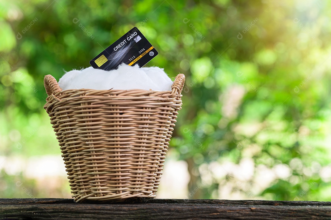 Cartão de crédito na mesa Piso de madeira Bokeh de fundo desfocado da luz solar