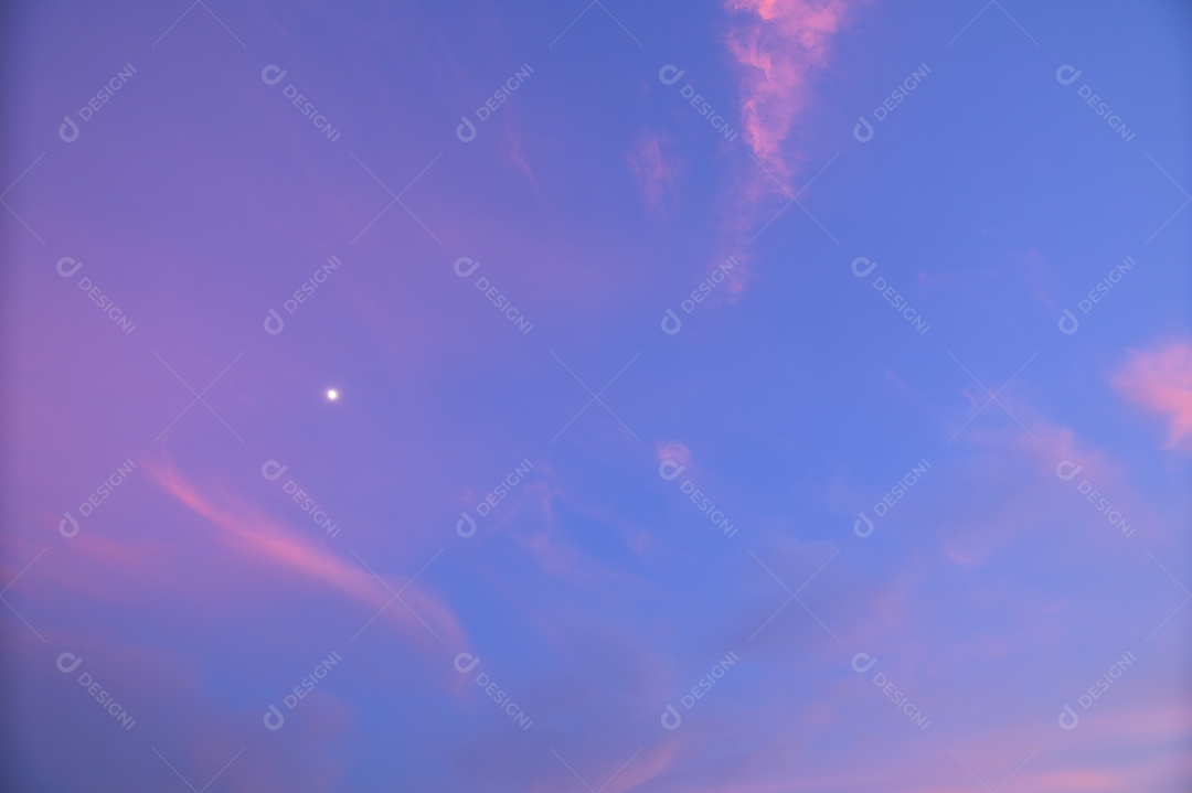 Céu do sol e nuvens à noite