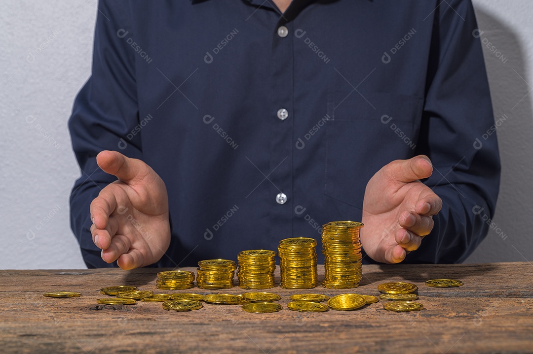 Empresário verifica documentos de contas e ideias de economia de dinheiro em