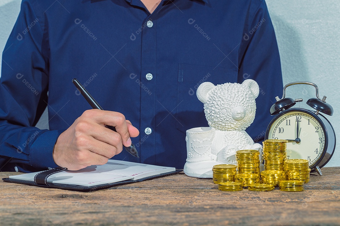 Empresário verifica documentos de contas e ideias de economia de dinheiro em