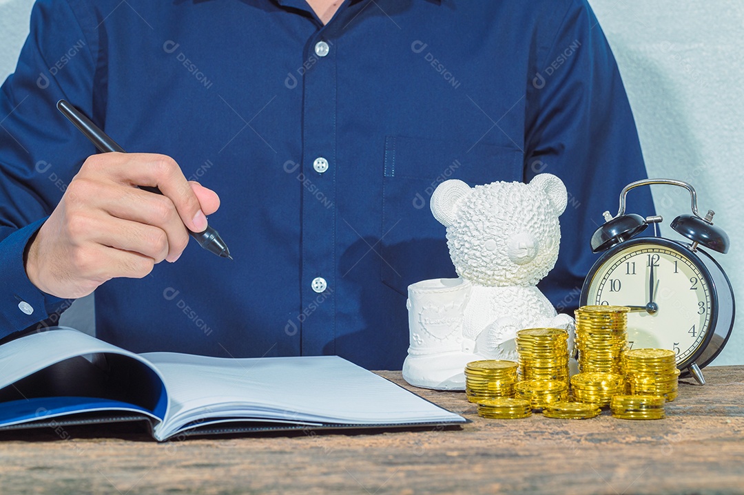 Empresário verifica documentos de contas e ideias de economia de dinheiro em cima da mesa