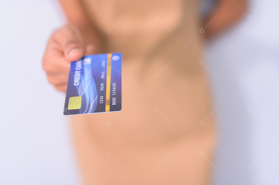 Pessoa de negócios usam cartões de crédito