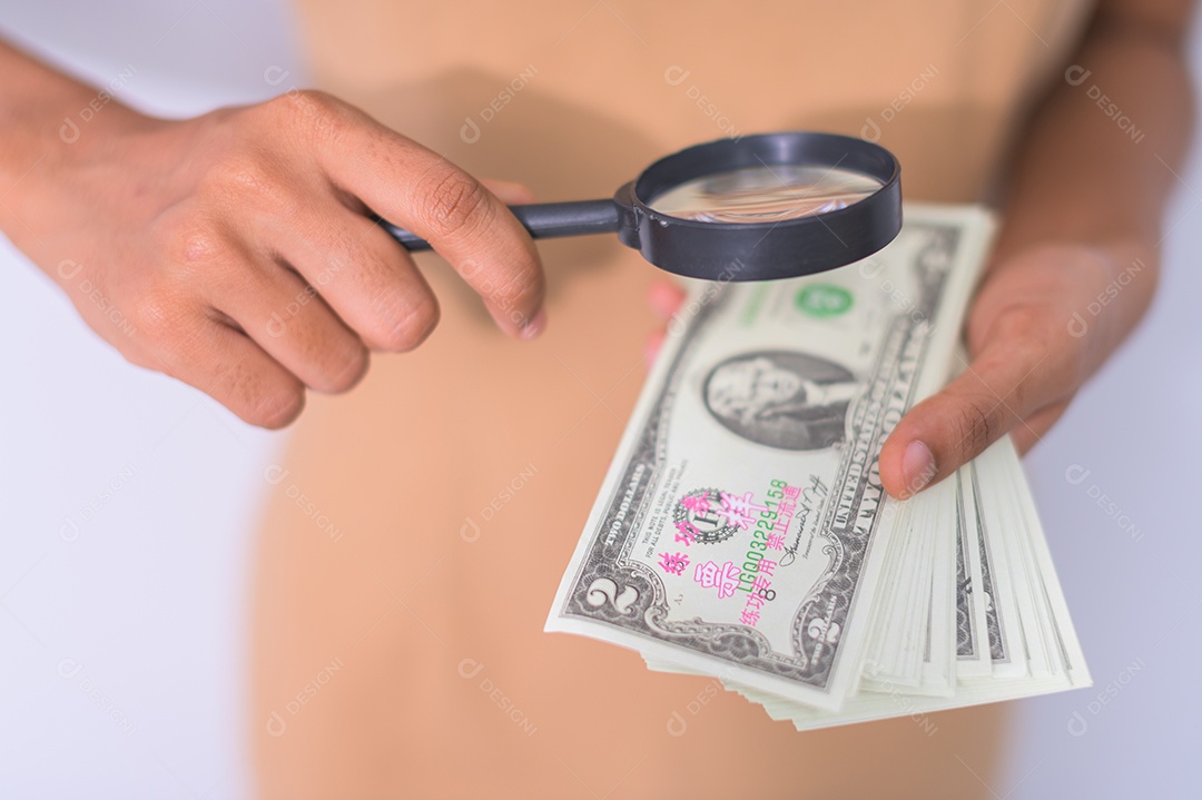 Ideia de mulher de negócios ganhando dinheiro e economizando dinheiro