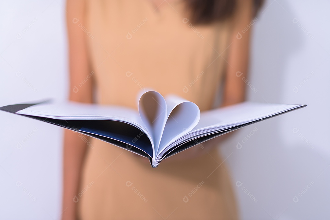 Conceito de mulher de negócios lendo um relatório e fazendo anotações em um caderno