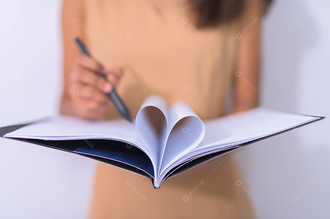 Conceito de mulher de negócios lendo um relatório e fazendo anotações em um caderno