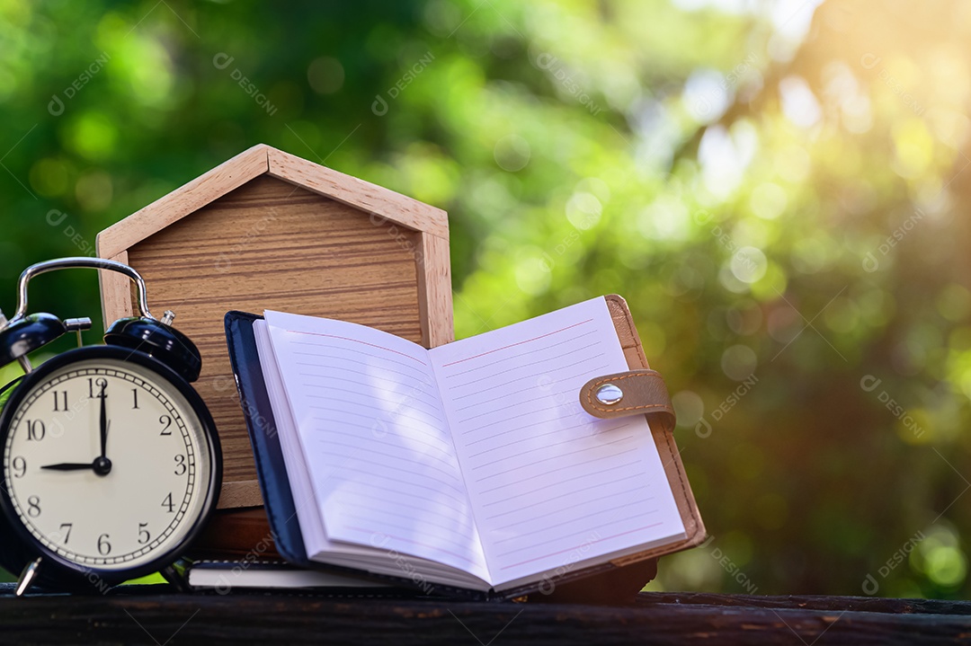 Caderno colocado sobre um fundo de madeira com bokeh