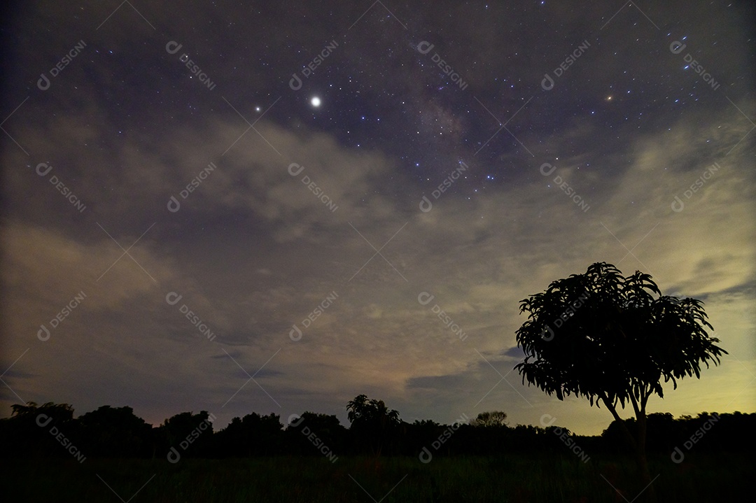 Céu e nuvens à noite
