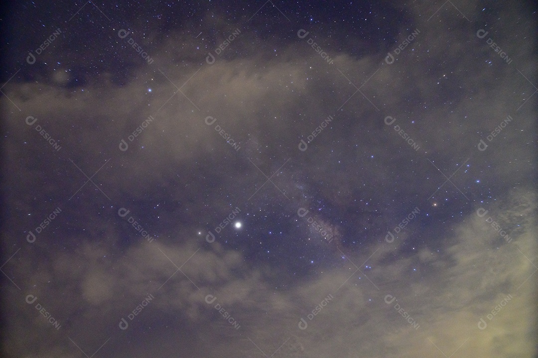 Céu e nuvens à noite