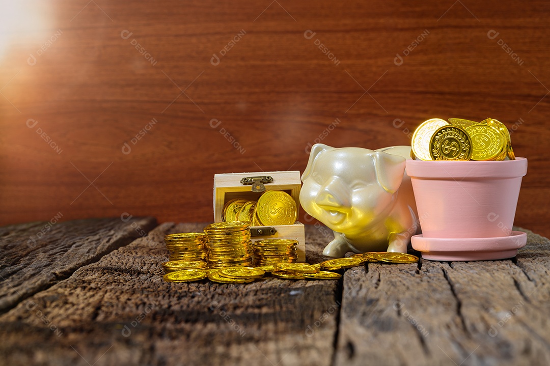 Ideias para economizar dinheiro, baús de tesouro e pilhas de moedas