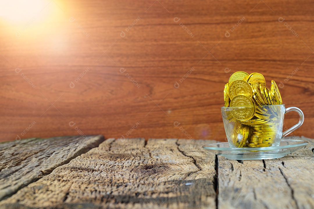 Ideais para economizar dinheiro, baús de tesouro e pilhas de moedas