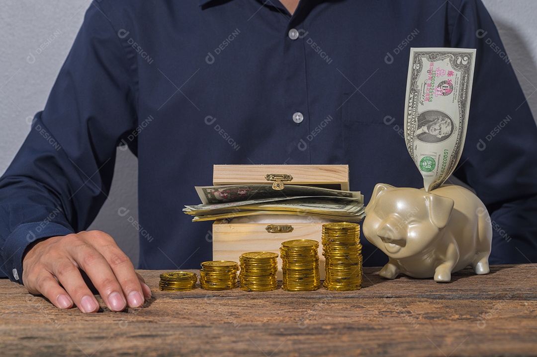 Empresário economizam dinheiro para crescer nos negócios