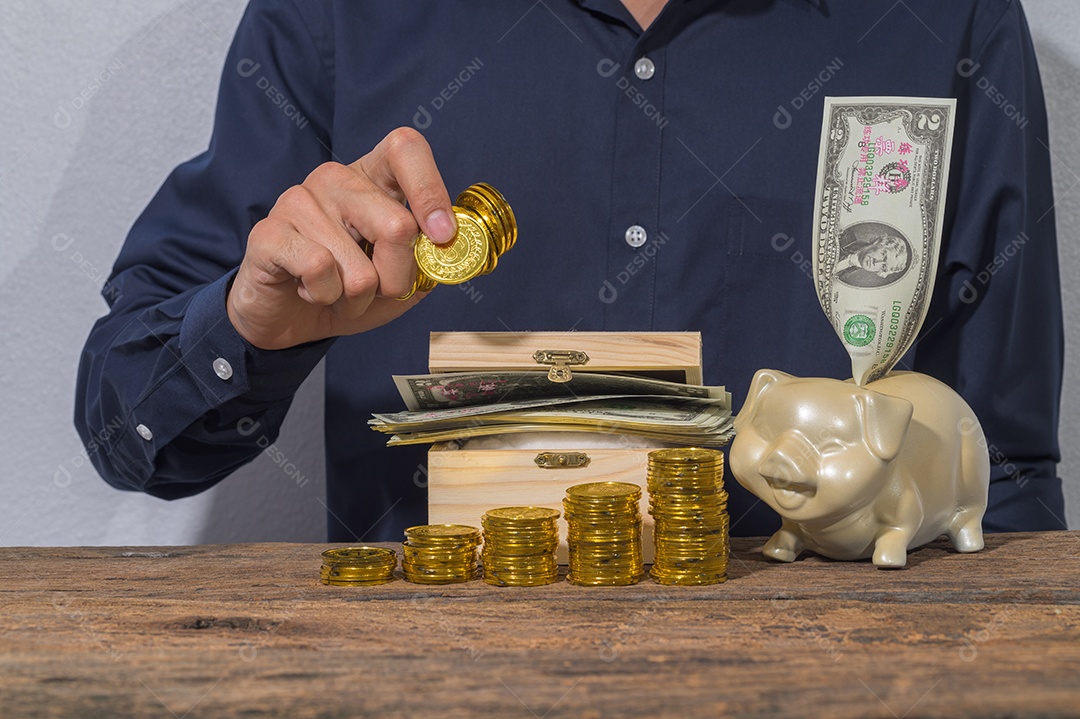 Empresário economizam dinheiro para crescer nos negócios