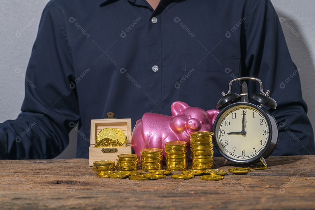 O homem de negócios verifica as contas e documentos sobre a mesa