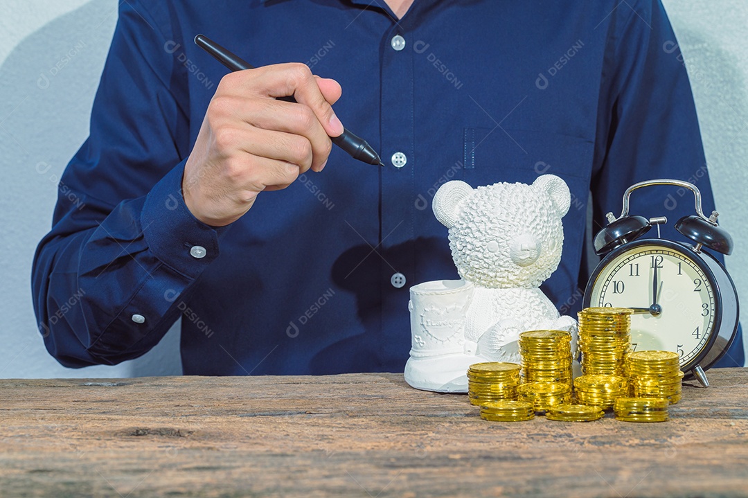 Empresário economizam dinheiro para crescer nos negócios