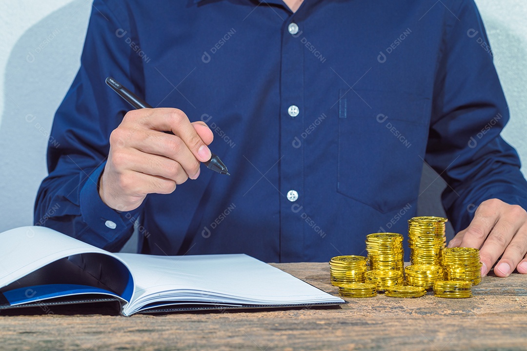 Empresário verifica documentos de contas e ideias de economia de dinheiro em cima da mesa