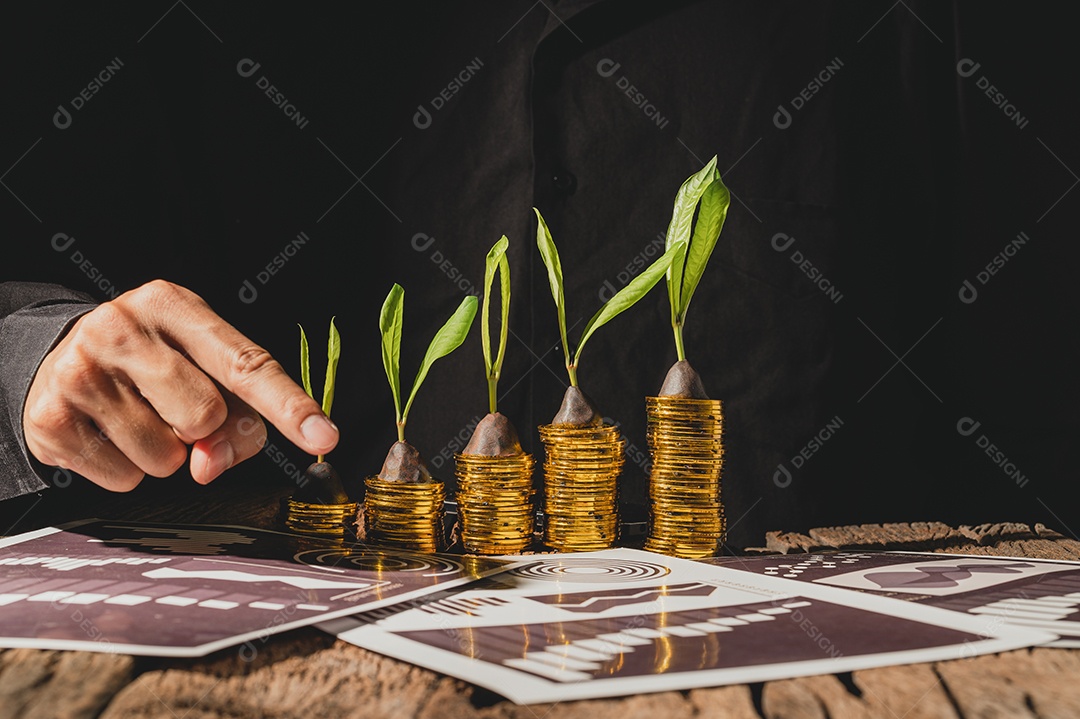 Pessoa seguram madeira, símbolo de casa, conceito de economia de dinheiro.